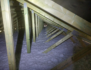 Zateplení stropu novostavby bungalovu pomocí foukané izolace